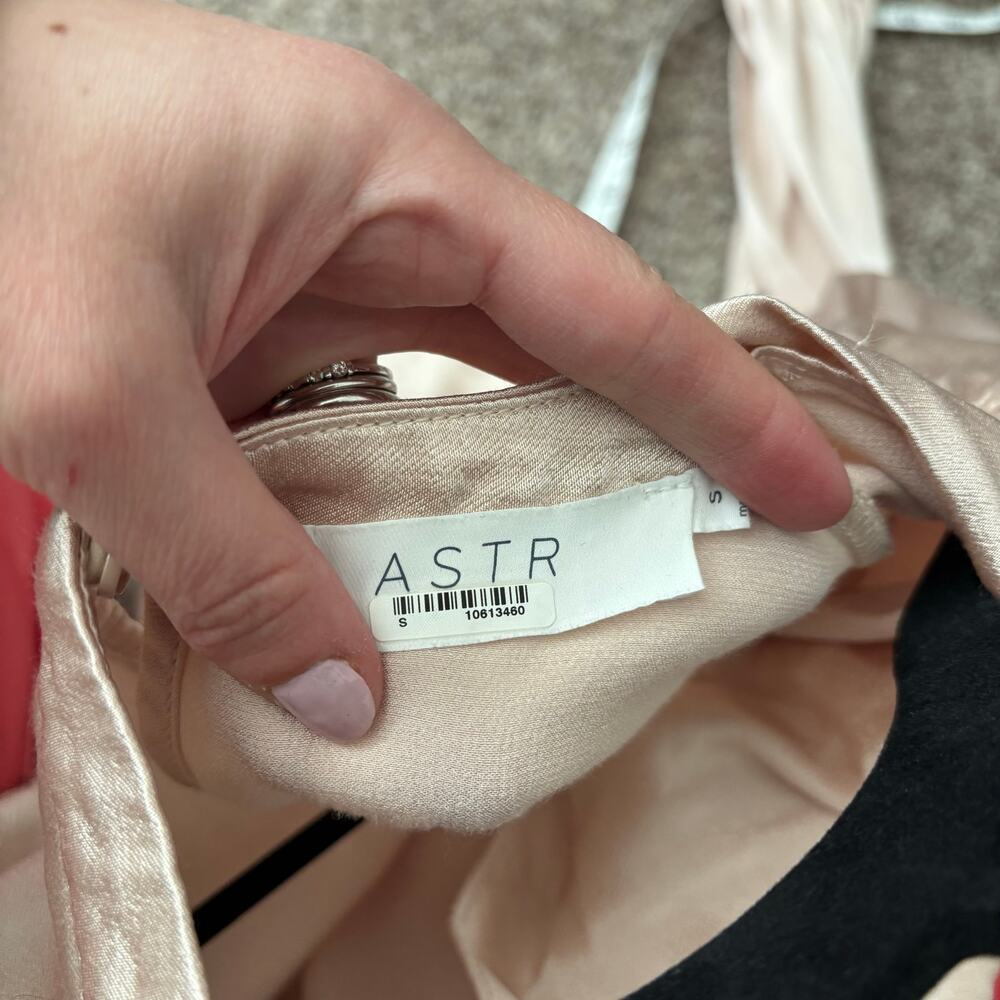 ASTR the Label Lilith Satin Cowl Neck Long Sleeve Blouse Top Pink Size XS EUC - Picture 5 of 11